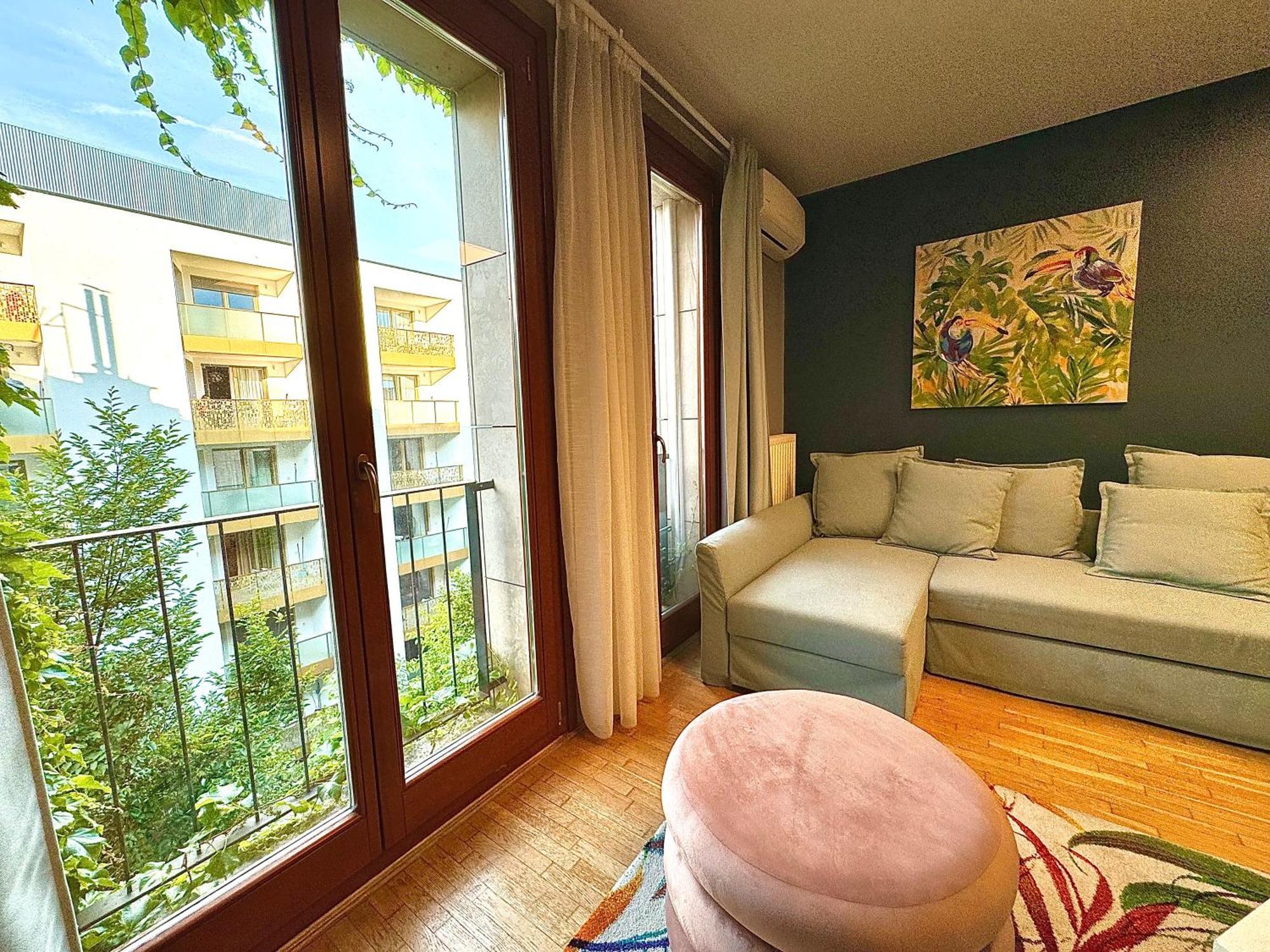 Vibrant Escape-kazincy Apartment